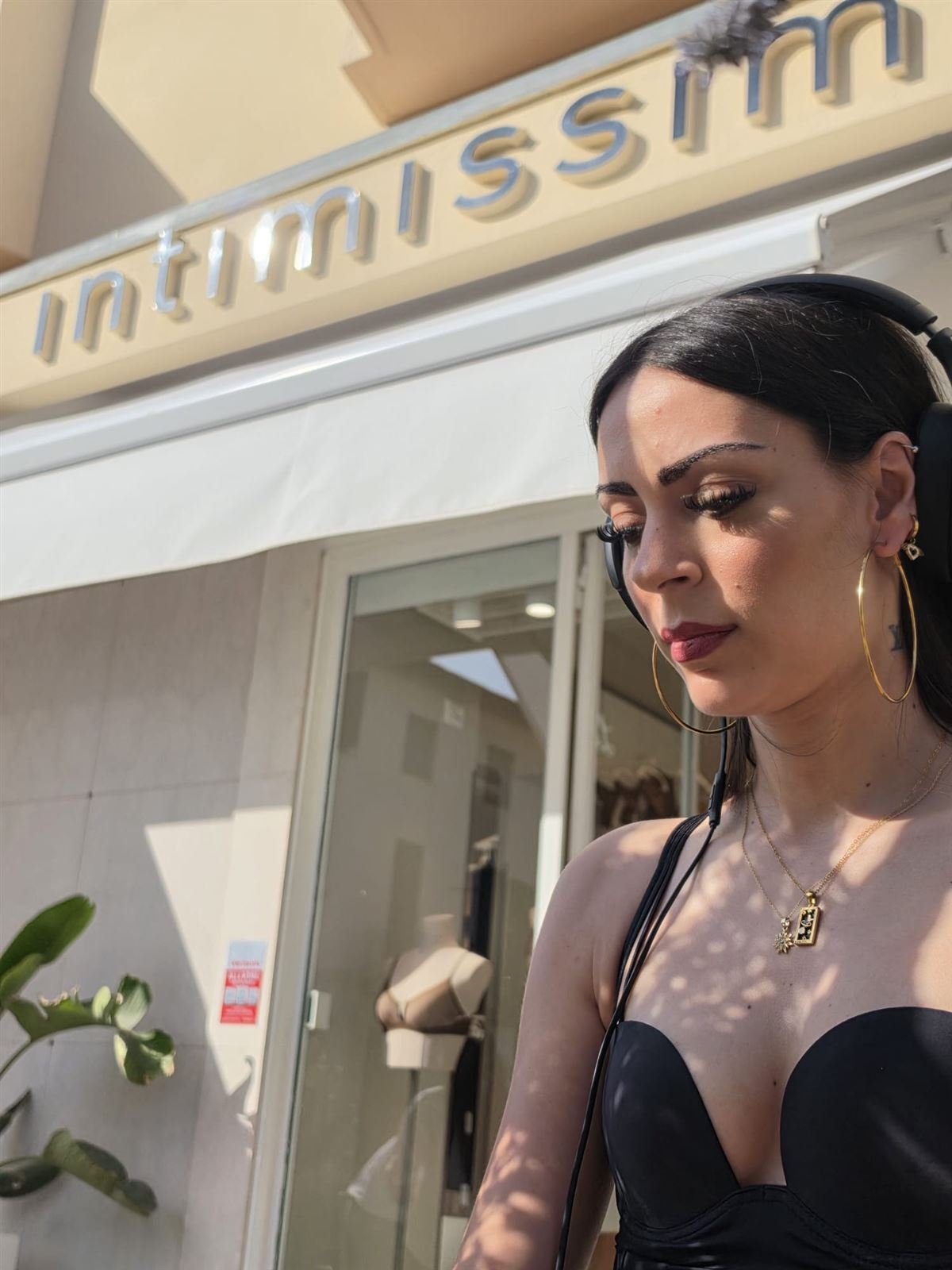 Asia Aversente in consolle — Intimissimi, Forte dei Marmi
