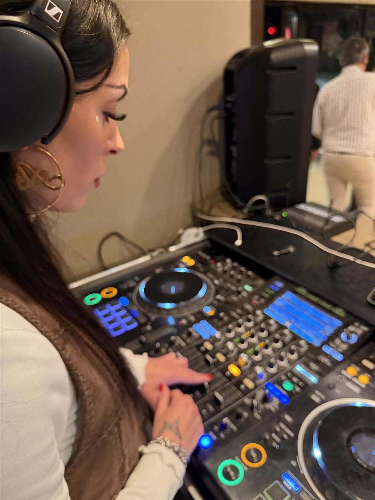 Asia Aversente in consolle — Mazzini 85, Forte dei Marmi